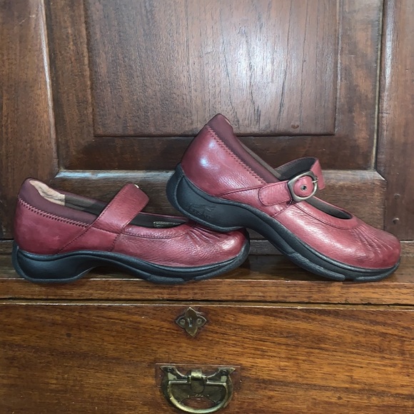 Like New! Dansko Mary Jane burgundy clogs size 38 (US size 7.5-8) - Picture 3 of 5